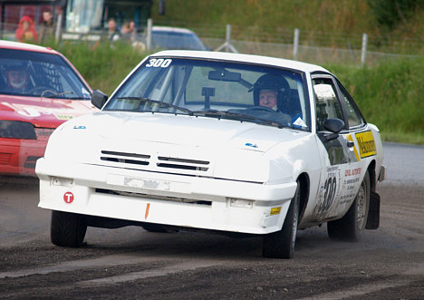 Benny Kristensen giver gas i sin Opel Manta.